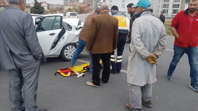 Aksaray´da Tır ile otomobil çarpıştı:3 ağır yaralı
