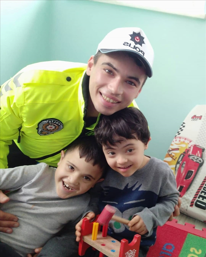 Özel çocuklar polis amcalarına selam verdiler
