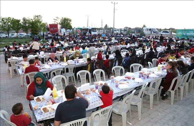 Aksaray Belediyesi mahalle iftarlarında vatandaşları ağırlamaya devam ediyor