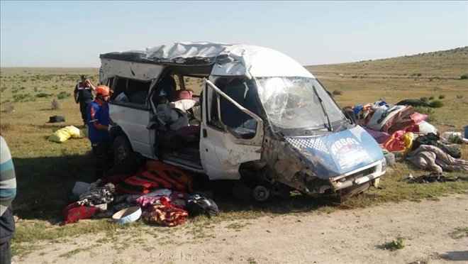 Aksaray´da tarım işçilerini taşıyan minibüs devrildi:13 yaralı