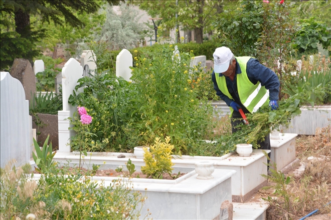 Mezarlıklarda bayram temizliği başladı