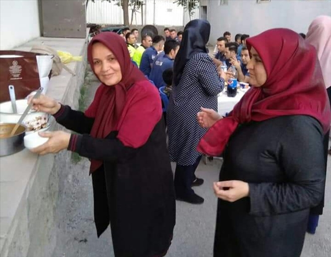 Aksaray´da polise ´anne elinden´ iftar yemeği