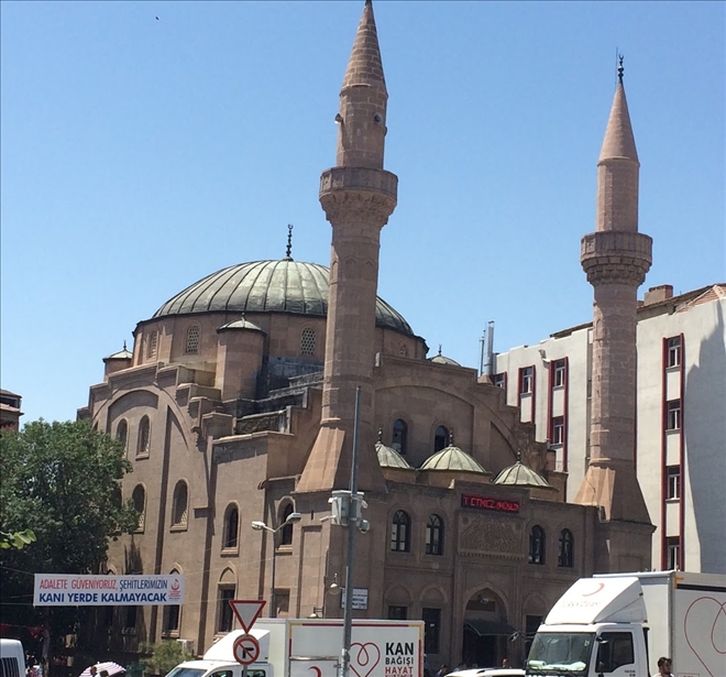 Vatandaştan örnek davranış:Cami duvarına yazılan çirkin yazıları kendi elleriyle boyayarak sildi