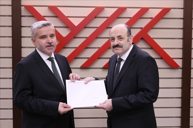 PROF. ŞAHİN, REKTÖRLÜK MAZBATASINI ALDI