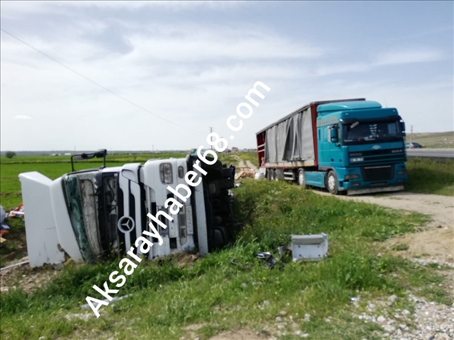 Aksaray´da kargo tırı devrildi:2 yaralı