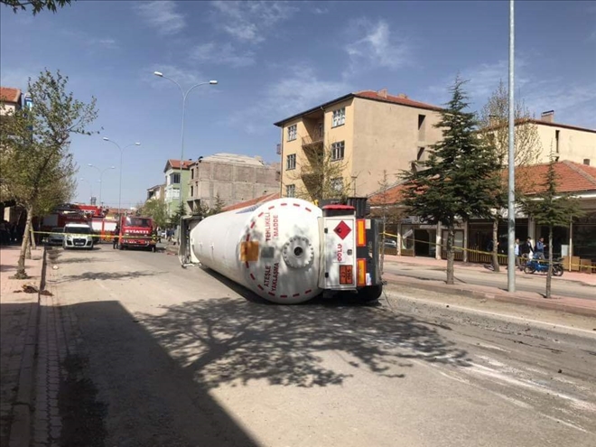 Ortaköy´de akaryakıt yüklü tanker devrildi,facia ucuz atlatıldı