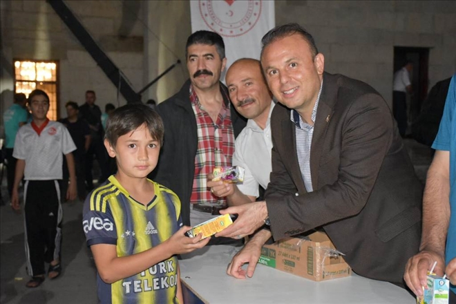  Aksaray´da Kadir gecesinde süt dağıtımı yapıldı
