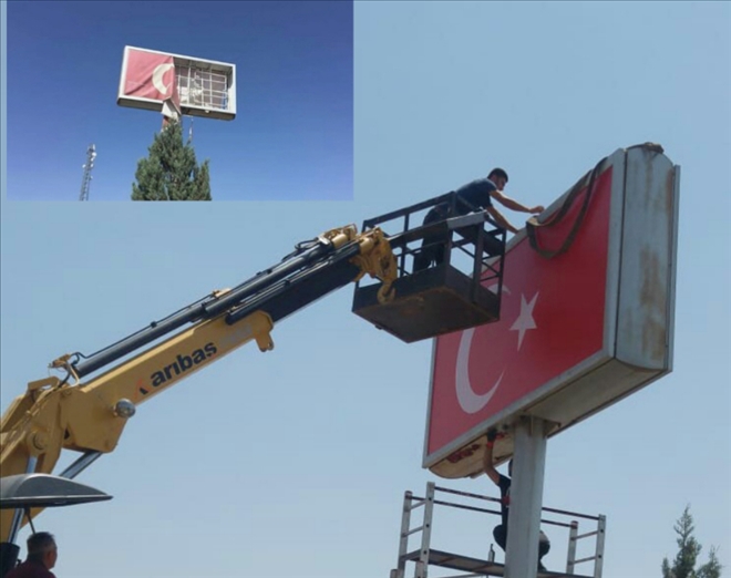 Aksaray´da fırtınada yırtılan bayrak yenisiyle değiştirildi