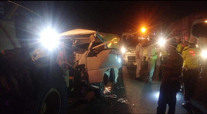 Minibüs ile iş makinesi çarpıştı:2´si ağır 7 yaralı