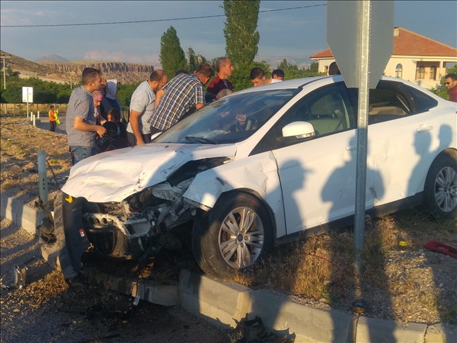 2 otomobil çarpıştı 1 kişi hayatını kaybetti