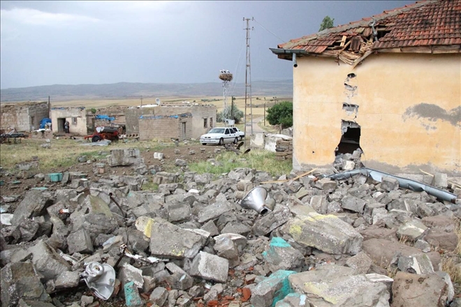 Aksaray´da fırtına caminin minaresini yıktı