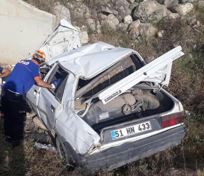 Otomobil şarampole devrildi: 1 ölü