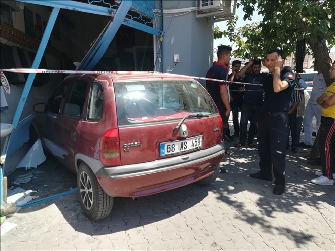 Aksaray´da otomobil terzi dükkanına daldı