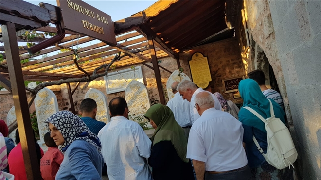 Arefe günü mezarlıklar doldu taştı 