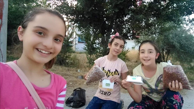 Bayram harçlıklarını biriktirip hayvanlara mama aldılar