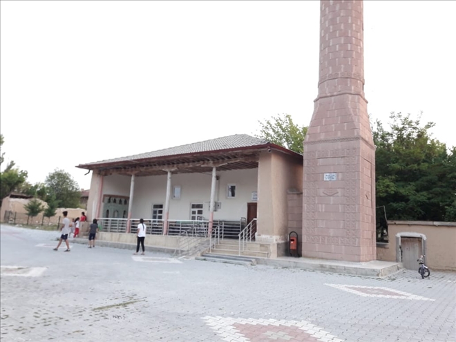 Aksaray´da 347 yıllık cami,zamana meydan okuyor