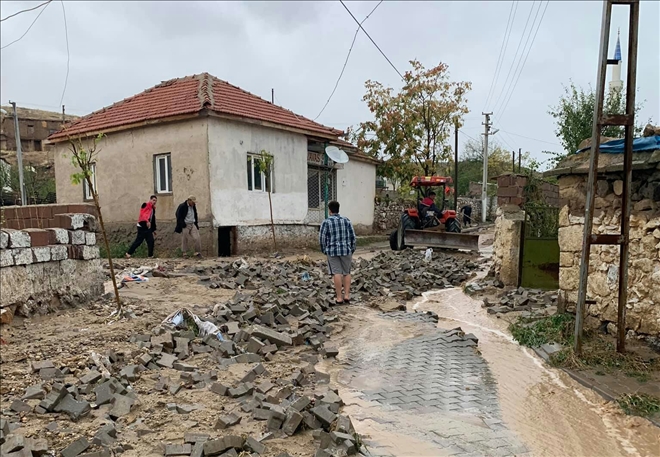 Sel Felaketinde Kaldırım Taşları Yerinden Söküldü,araçların camları kırıldı