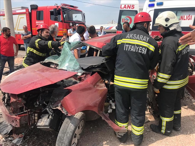 Otomobil beton direğe çarptı:1 ölü 1 yaralı