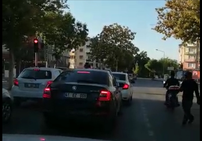 Aynı anda yanan trafik ışıkları şaşkına çeviriyor