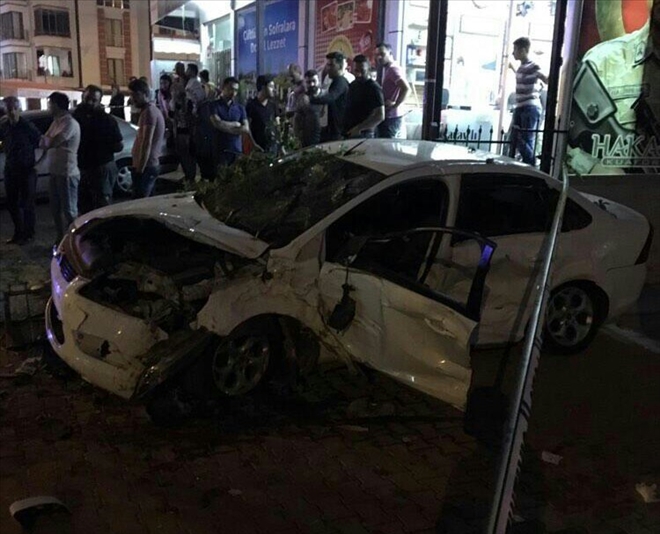 Önce bisikletli çocuğa ardından ağaç ve duvara çarparak durabildi