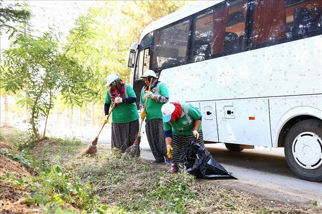 Mezarlıklarda bayram temizliği başladı