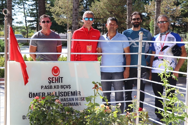 Aksaray´dan havalanan paraşütçüler,Niğde´ye iniş yaptı