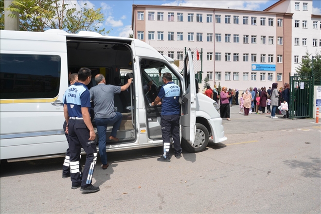 Trafik zabıtası öğrenci servislerini denetledi