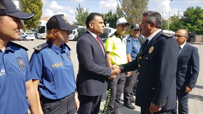 Gözlerinin içine bakarak teker teker tokalaştı
