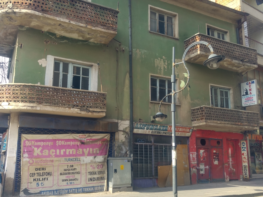Şehir merkezindeki harabe bina tehlike saçıyor