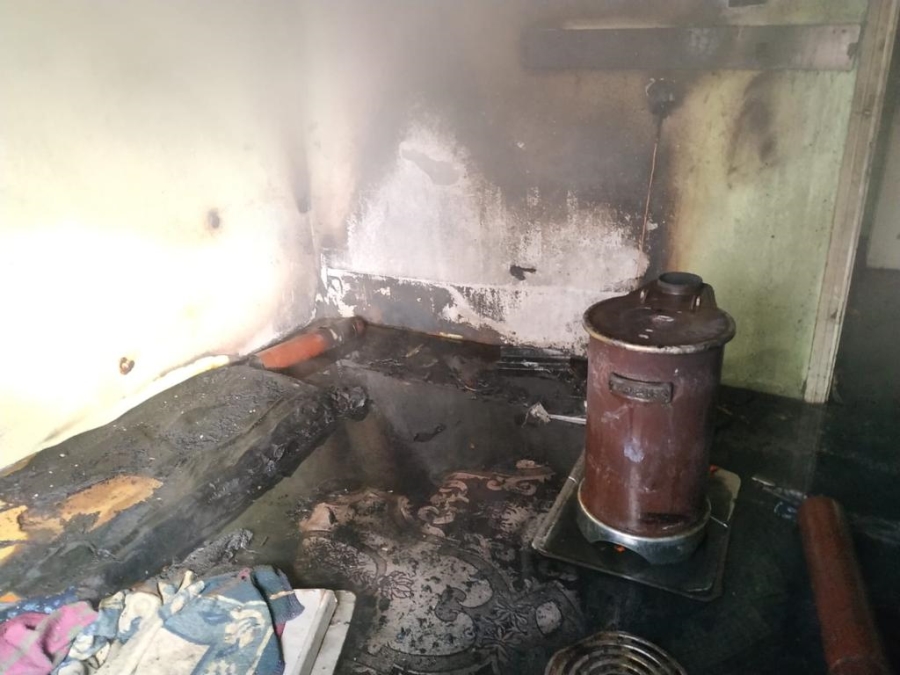 Kömür sobasından çıkan kıvılcım evi yaktı