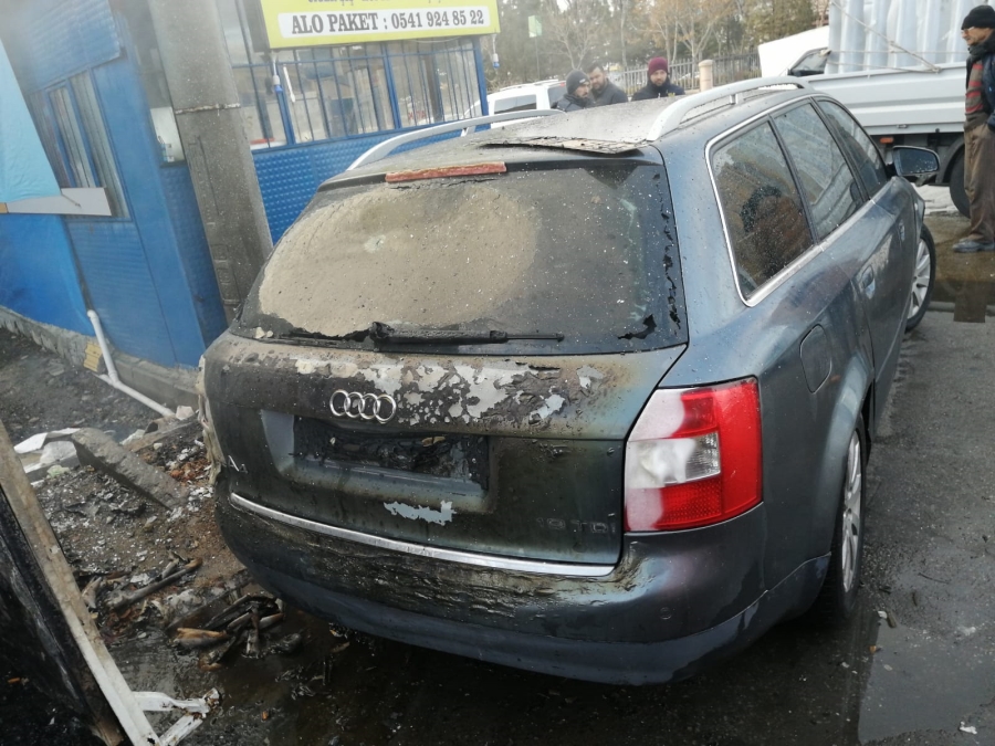 Barakadaki yangın az kalsın otomobili yakıyordu