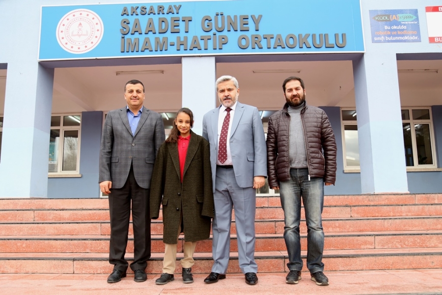 Önce kitap gönderdi sonra okulunda ziyaret etti