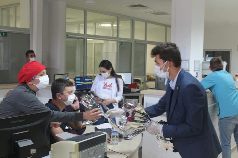 Hür Gençlik Aksaray Sağlık Çalışanlarını Ziyaret etti, Gül dağıttı, Moral verdi