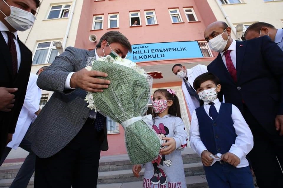 Vali Hamza Aydoğdu yüz yüze eğitimin ilk gününde anasınıfı öğrencileri ile buluştu