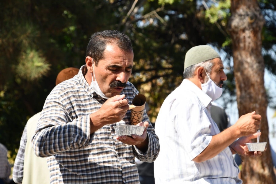 Aksaray Belediyesi merkez camilerde aşure dağıttı