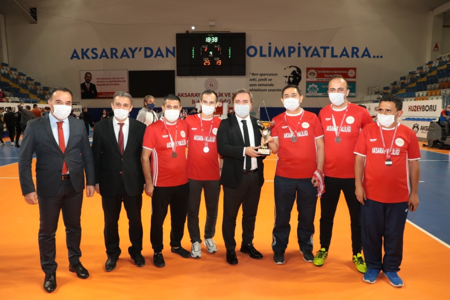 Valilik Kupası Şampiyonasında takımlara kupa ve madalyaları düzenlenen törenle verildi