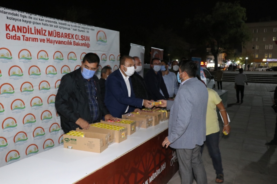 Aksaray’da kandil nedeniyle cami önünde süt ikram edildi