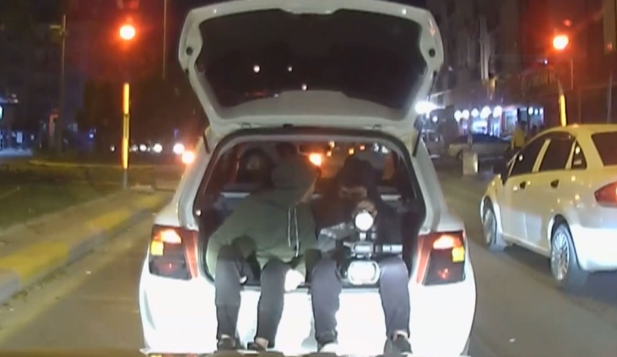 Otomobilin bagajında tehlikeli yolculuk