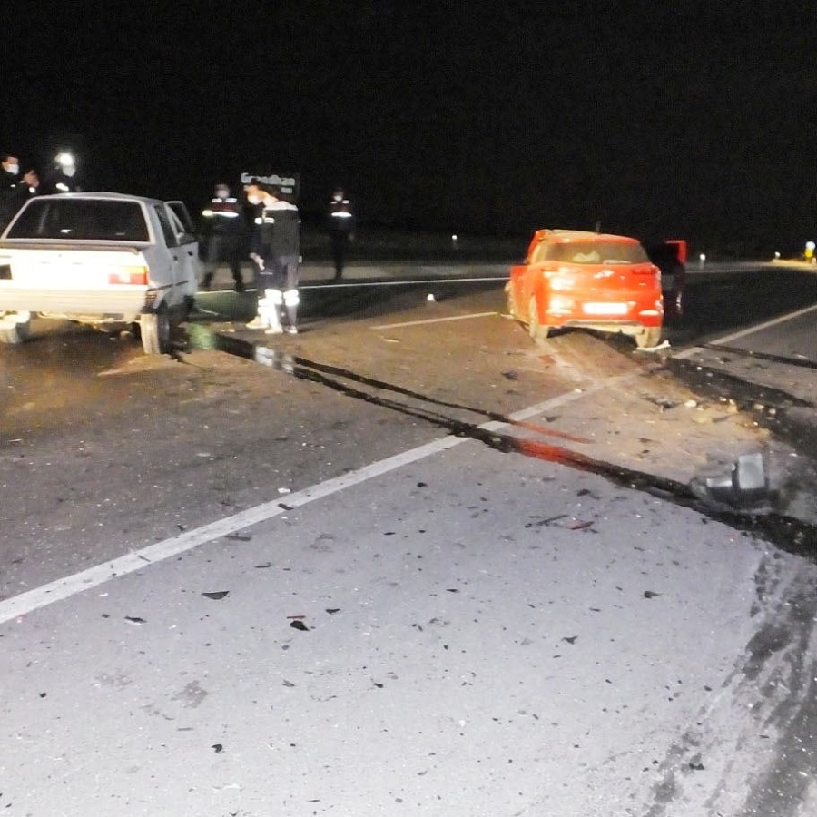 Otomobiller kafa kafaya çarpıştı: 1 ölü 1 yaralı