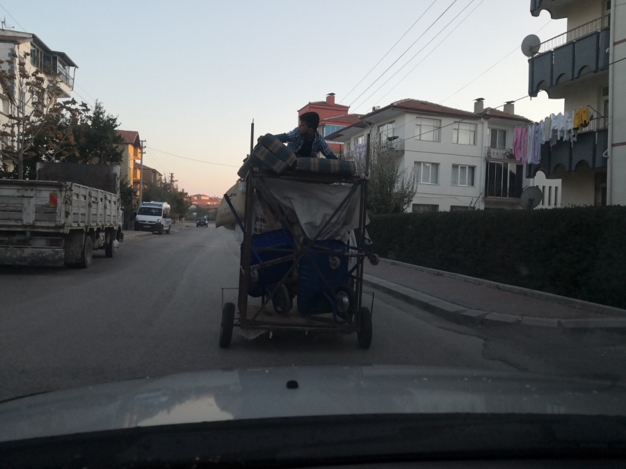 Motosikletin römorkunda tehlikeli yolculuk yürekleri ağza getirdi