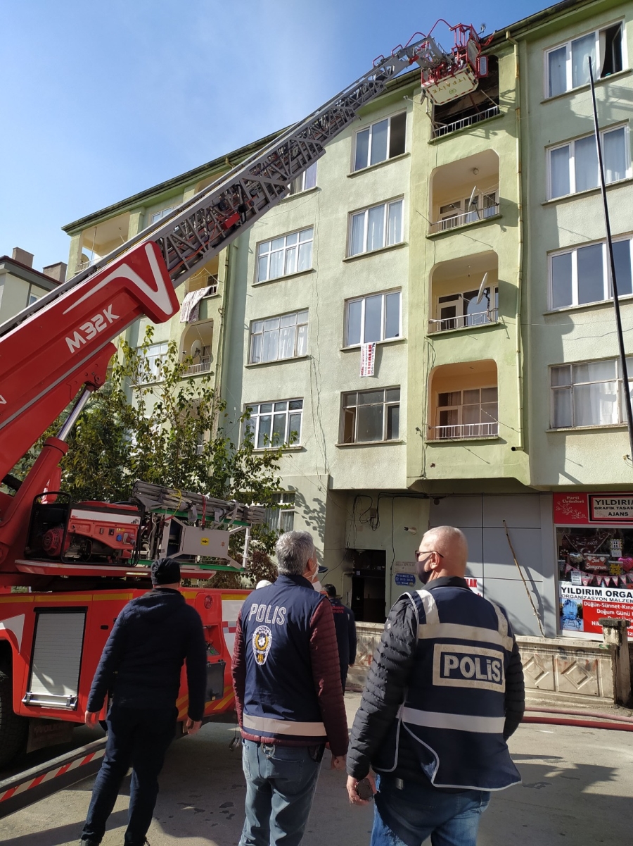 Aksaray’daki yangında alevler balkondan yükseldi