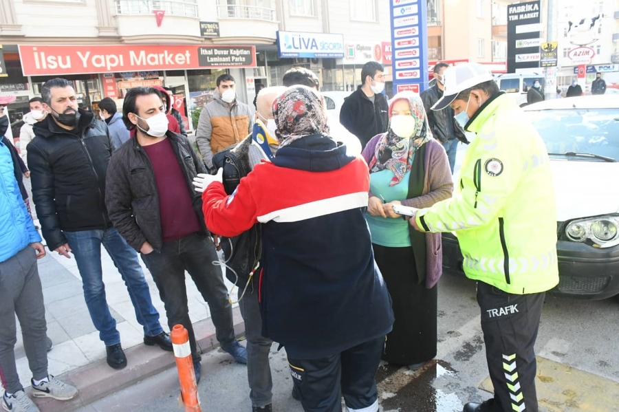 Yayanın yaralandığı kazada araç sürücü darp edildi