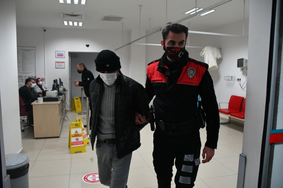 Uyuşturucudan aranan şahıs kısıtlamada sokakta yakalandı