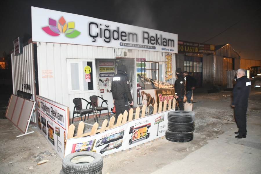 Sobadan düşen alevli karton dükkanın yanmasına neden oldu