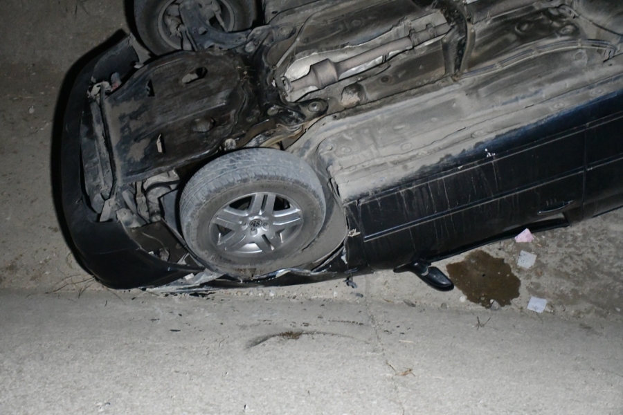 Boş sulama kanalına düşen otomobilin sürücüsü ağır yaralandı