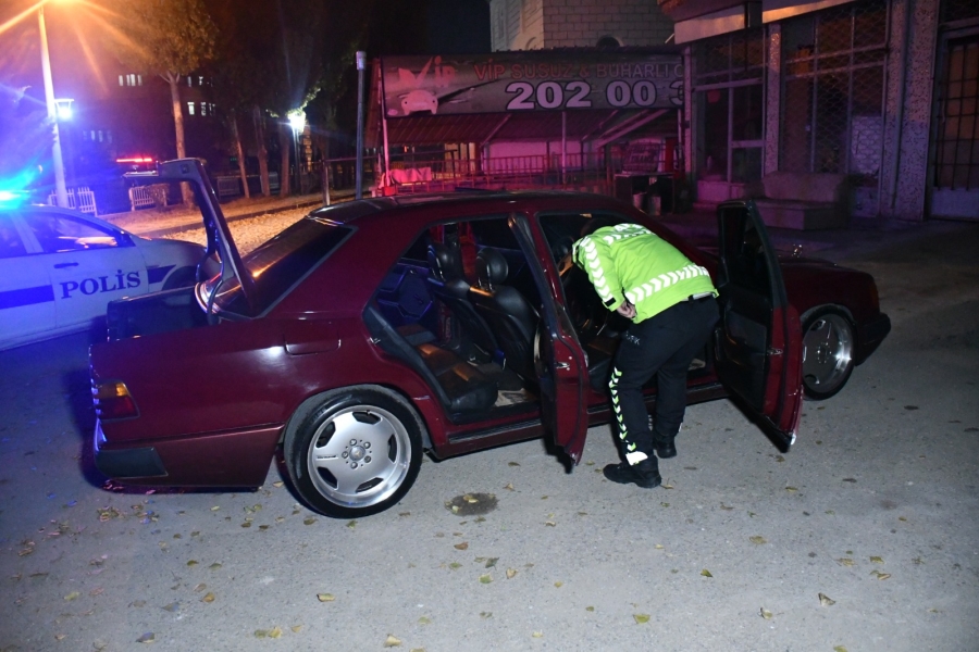 Polisin dur ihtarına uymayan sürücü otomobili bırakıp kaçtı