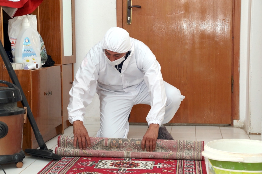 İhtiyaç sahibi vatandaşlar ziyaret edilerek,evleri temizleniyor