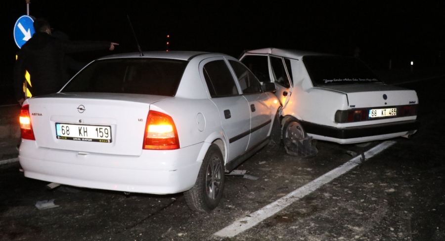 Aksaray’da 2 otomobil çarpıştı: 2’si çocuk 5 yaralı