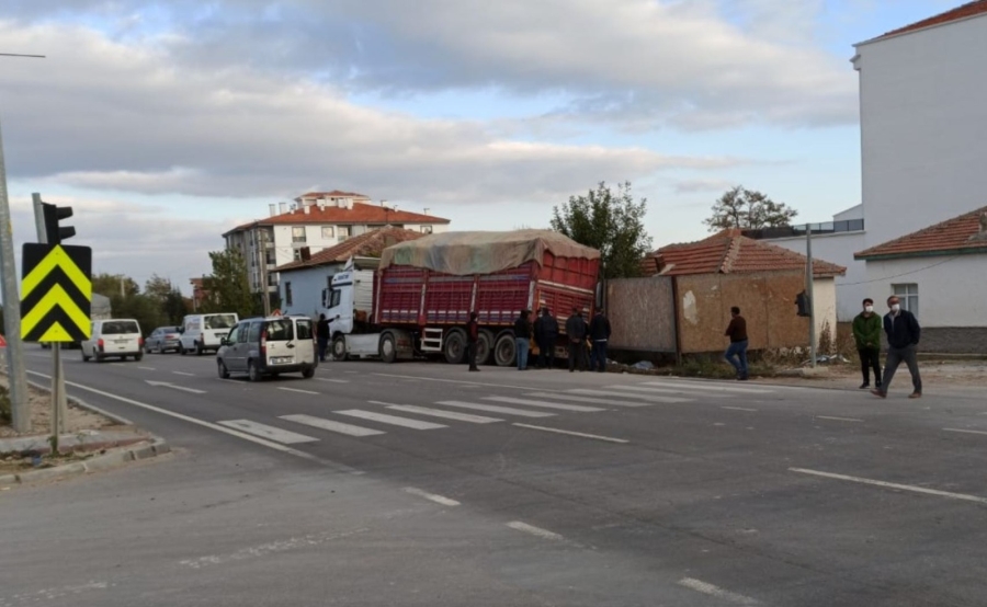 Pancar yüklü tır cip ile çarpıştı: 2 yaralı