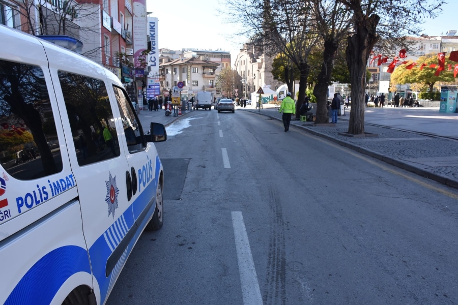 Polis megafonundan maske ve sosyal mesafe uyarısı!